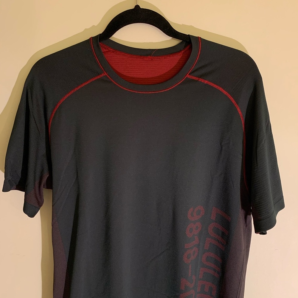 Large gray lululemon short sleeve shirt